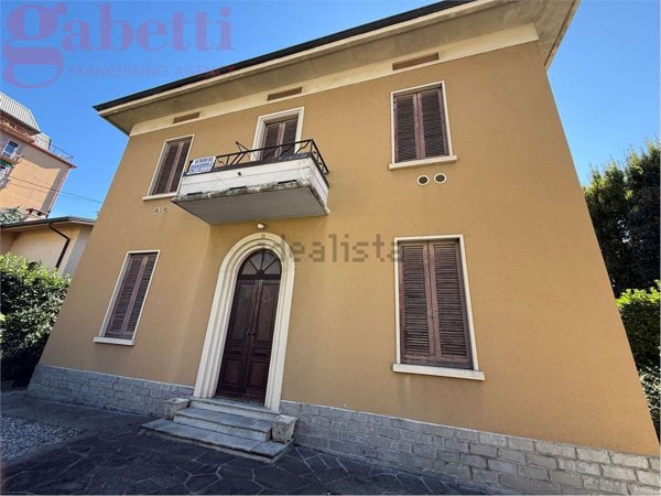 casa indipendente in vendita ad Erba