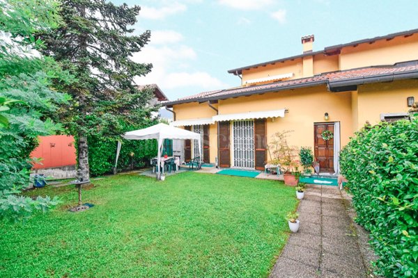 casa indipendente in vendita ad Erba