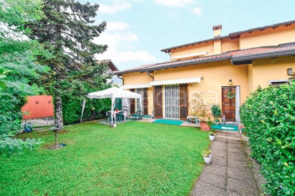 casa indipendente in vendita ad Erba