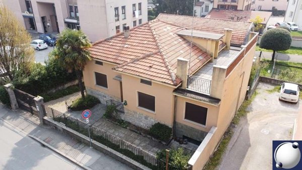casa indipendente in vendita ad Erba