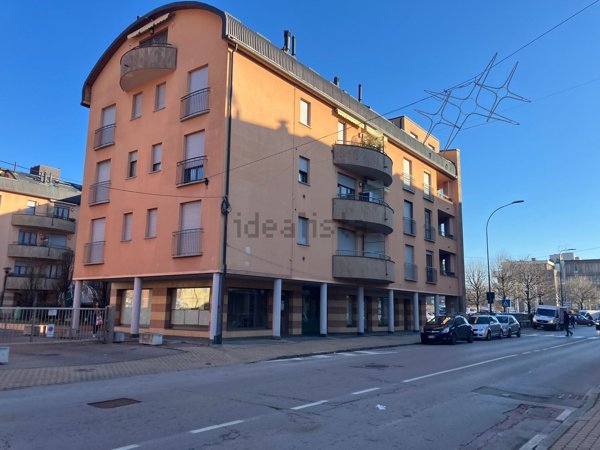 negozio in vendita ad Erba