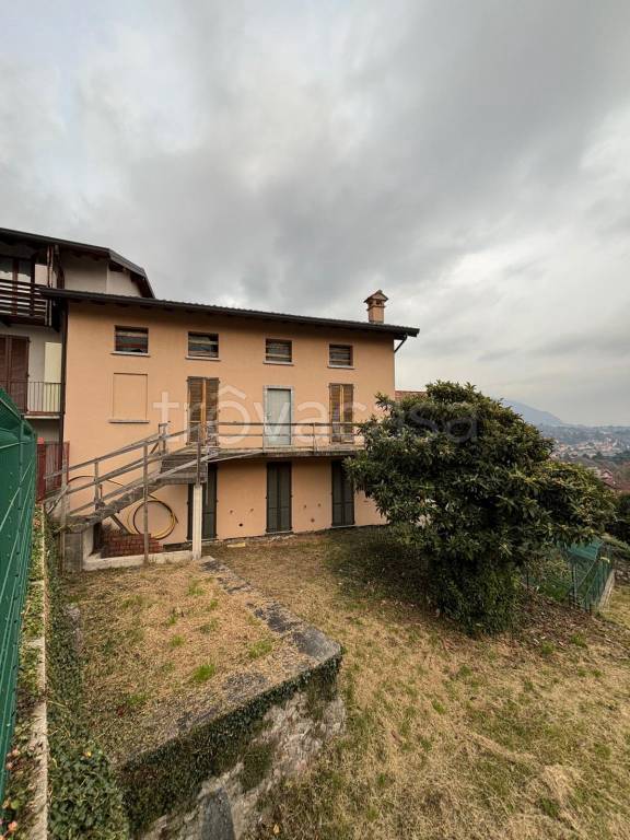 casa indipendente in vendita ad Erba