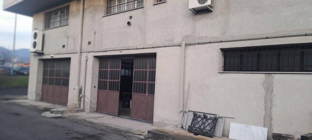 casa semindipendente in vendita ad Erba