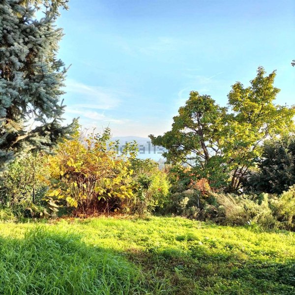 casa indipendente in vendita ad Erba