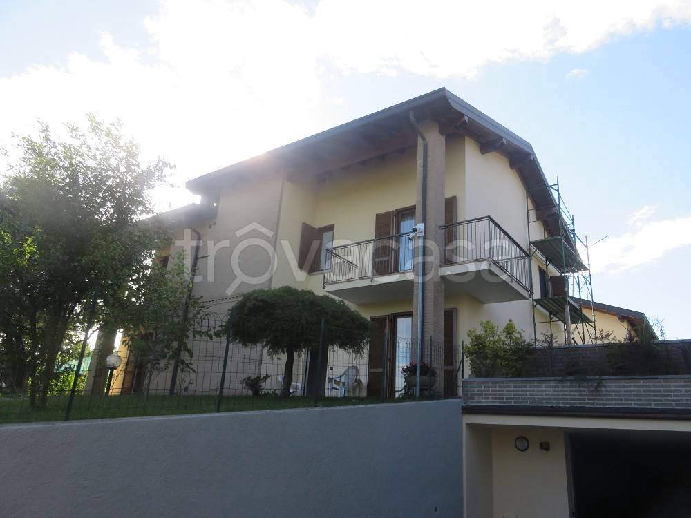 casa indipendente in vendita ad Erba