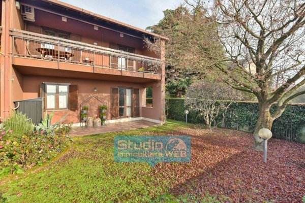 casa indipendente in vendita ad Erba