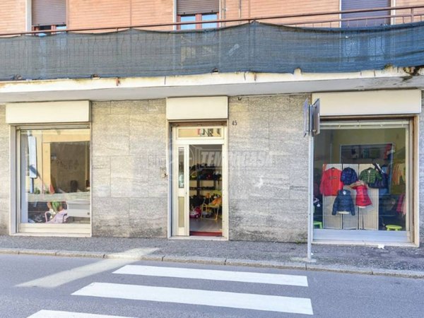 negozio in vendita ad Erba
