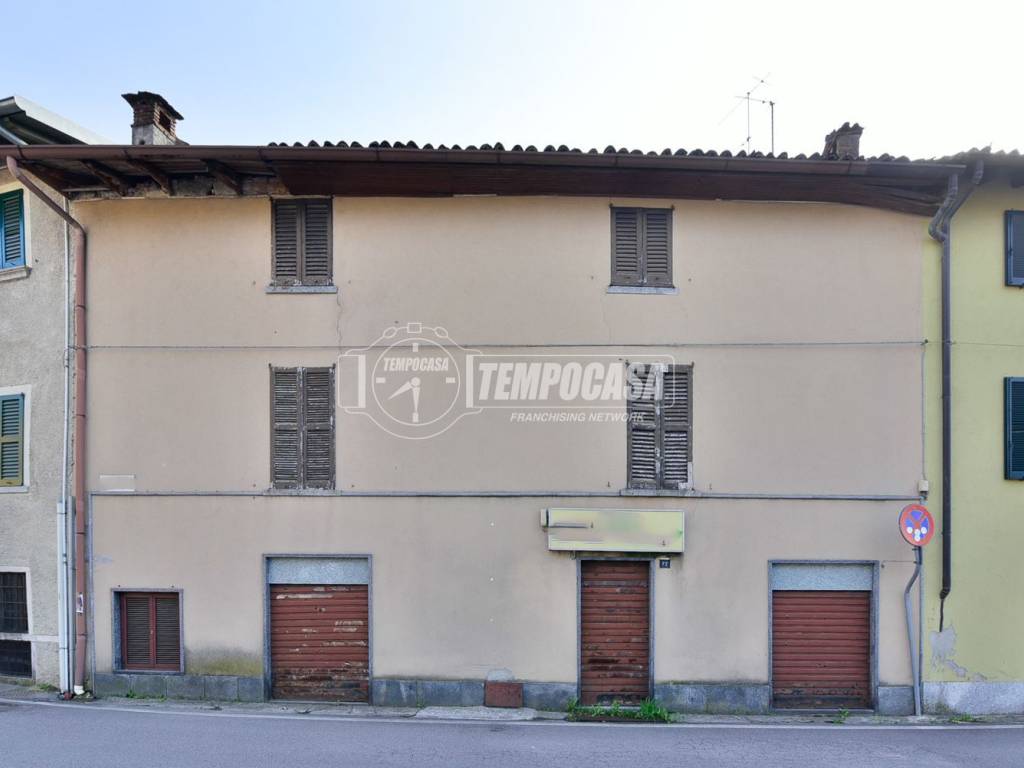 casa indipendente in vendita ad Erba