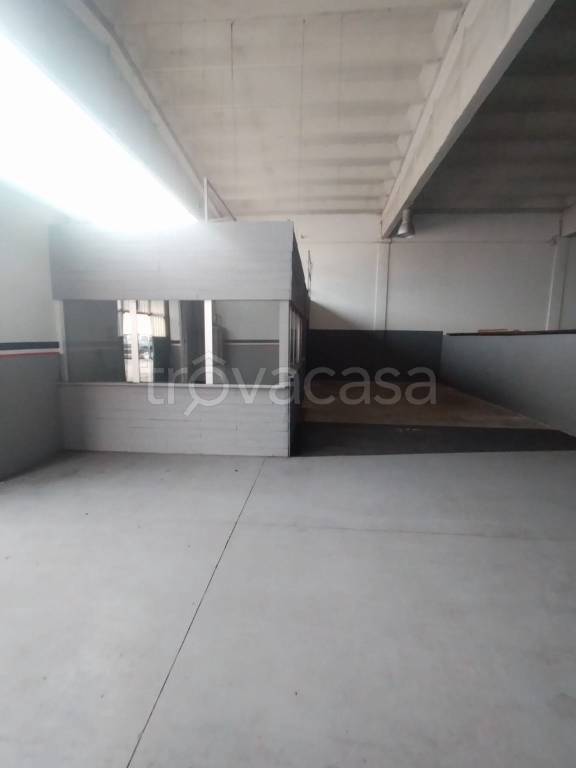 locale commerciale in vendita ad Erba