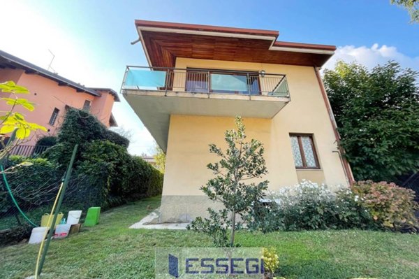 casa indipendente in vendita ad Erba