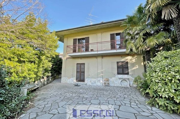 casa indipendente in vendita ad Erba