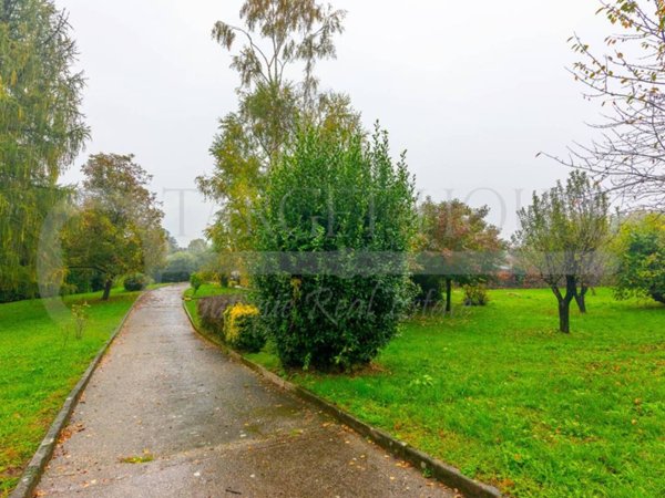 casa indipendente in vendita ad Erba