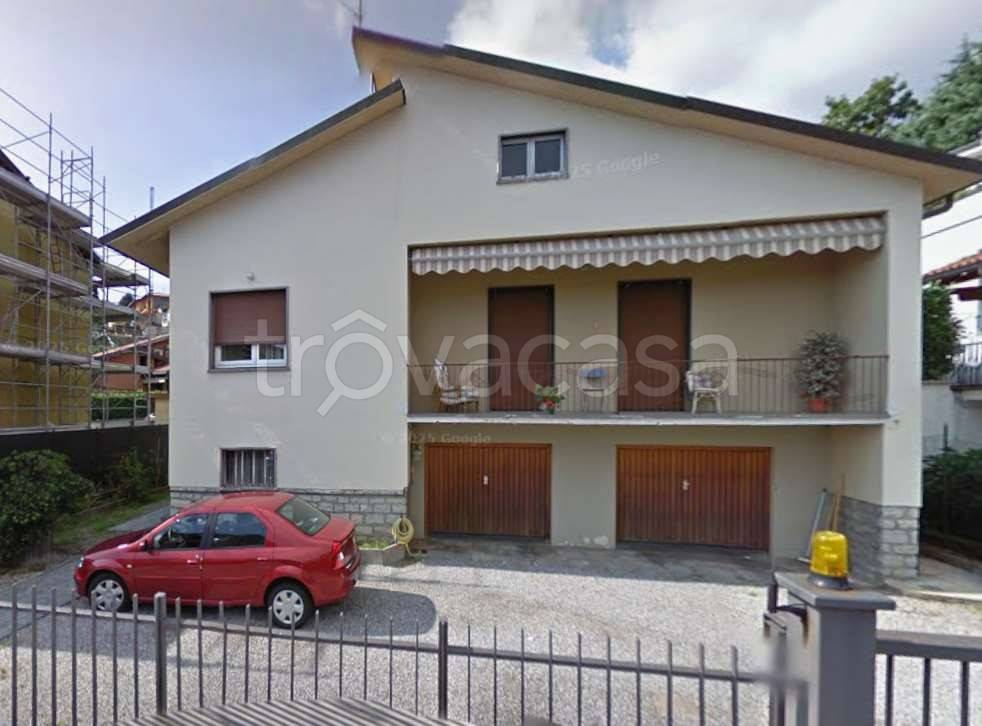 casa indipendente in vendita ad Erba