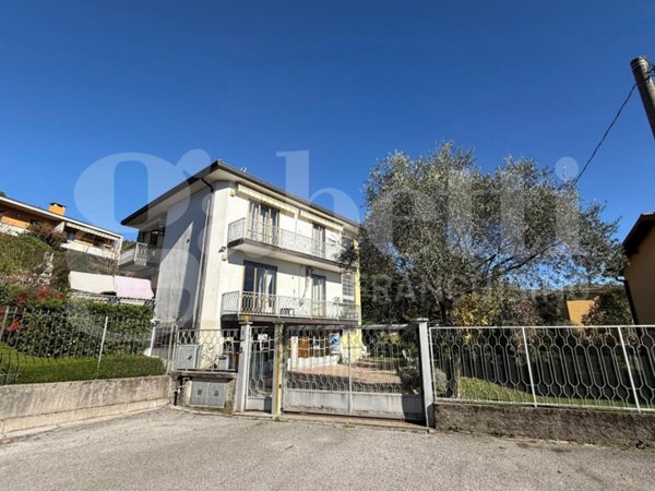 casa indipendente in vendita ad Erba