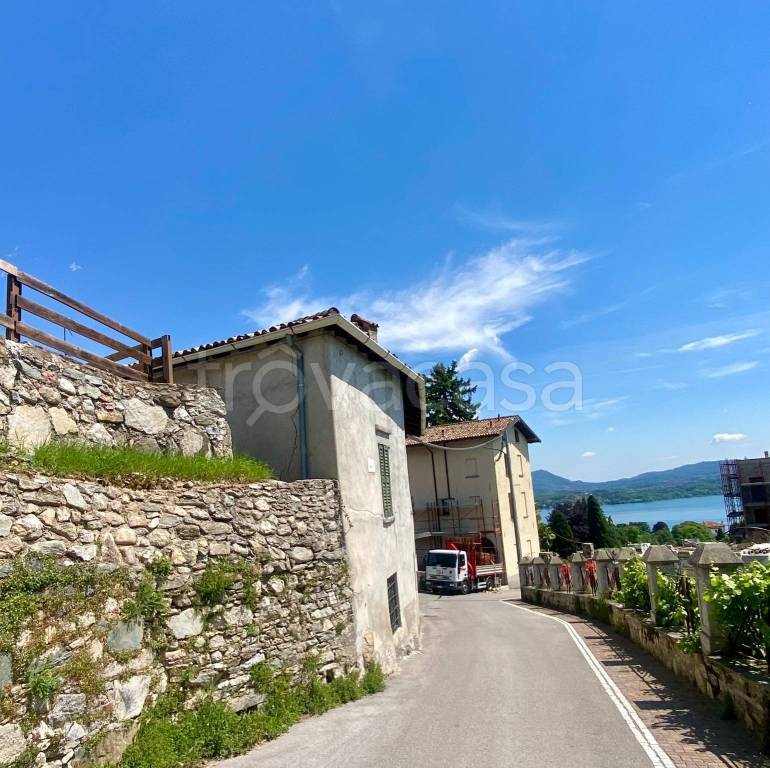 casa indipendente in vendita ad Erba