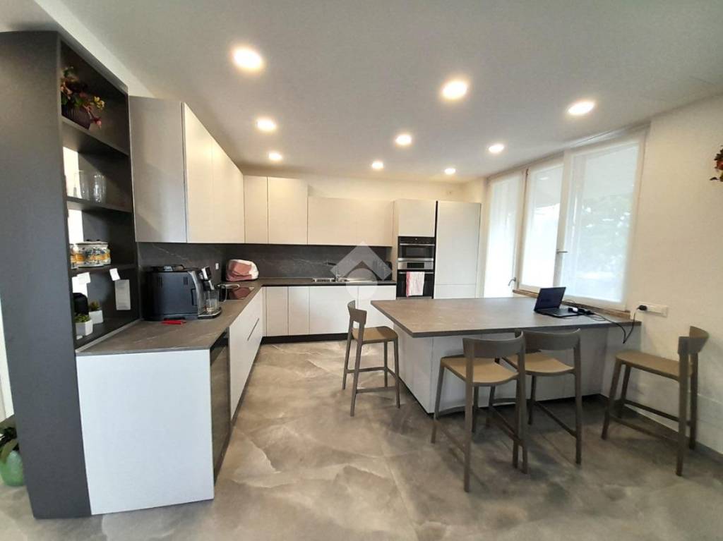 appartamento in vendita ad Erba