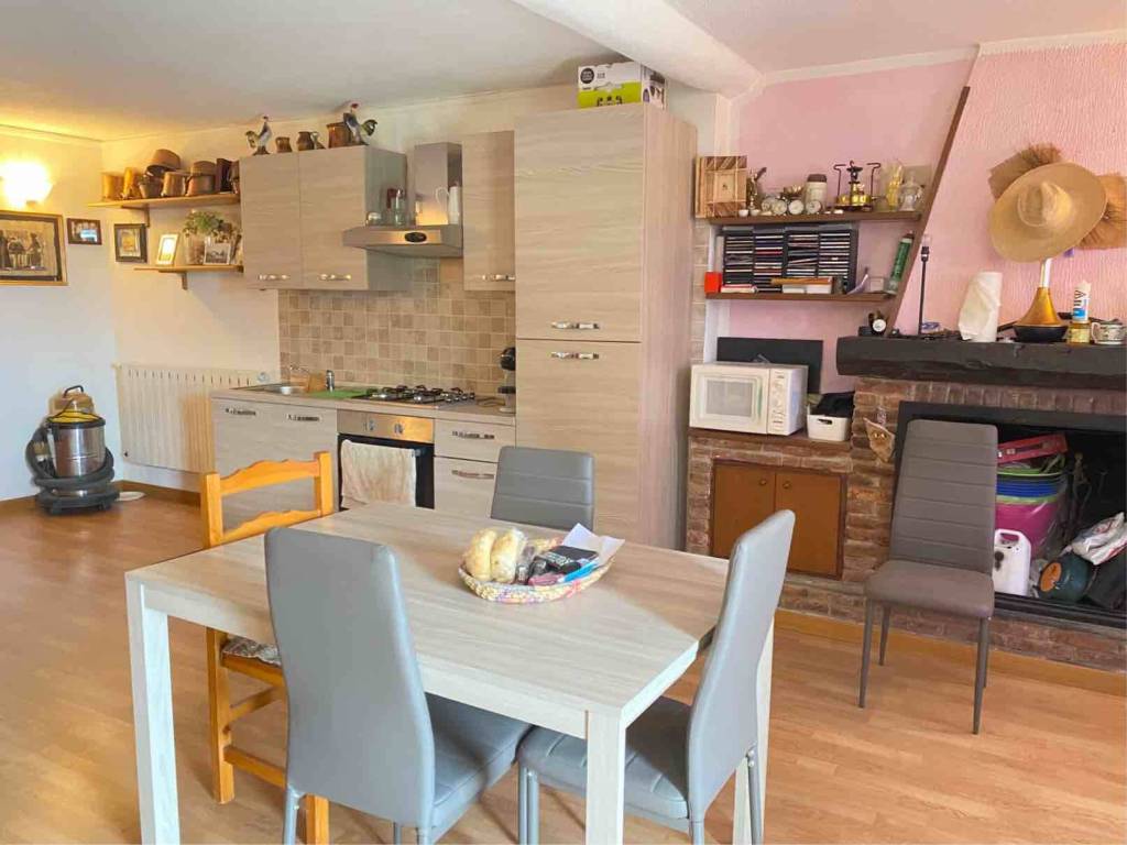 casa indipendente in vendita ad Erba