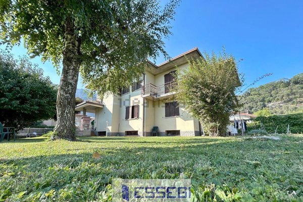 casa indipendente in vendita ad Erba