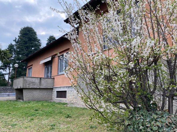 casa indipendente in vendita ad Erba