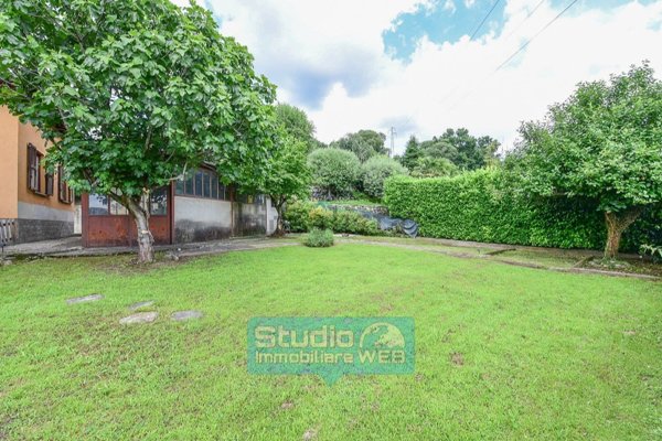 casa indipendente in vendita ad Erba