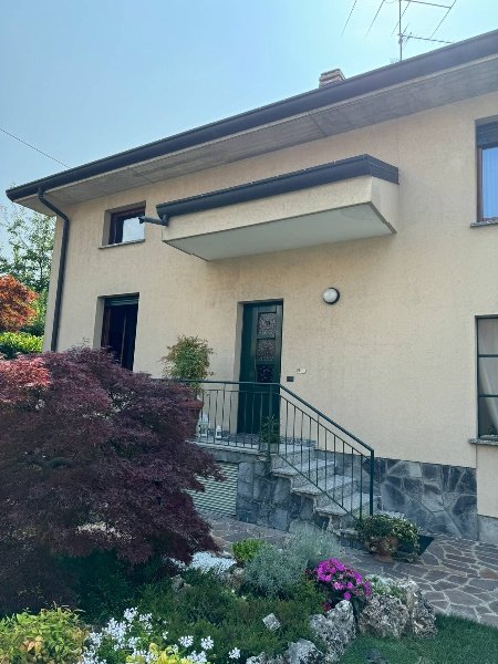 casa indipendente in vendita ad Erba