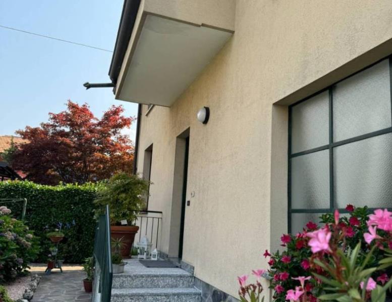 casa indipendente in vendita ad Erba