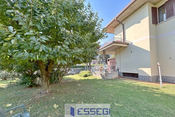 casa indipendente in vendita ad Erba