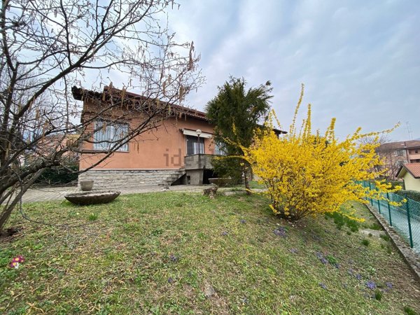 casa indipendente in vendita ad Erba