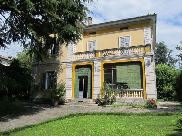 casa indipendente in vendita ad Erba