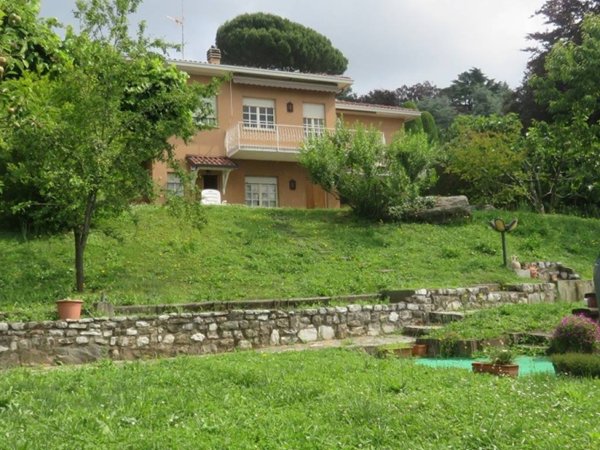 casa indipendente in vendita ad Erba
