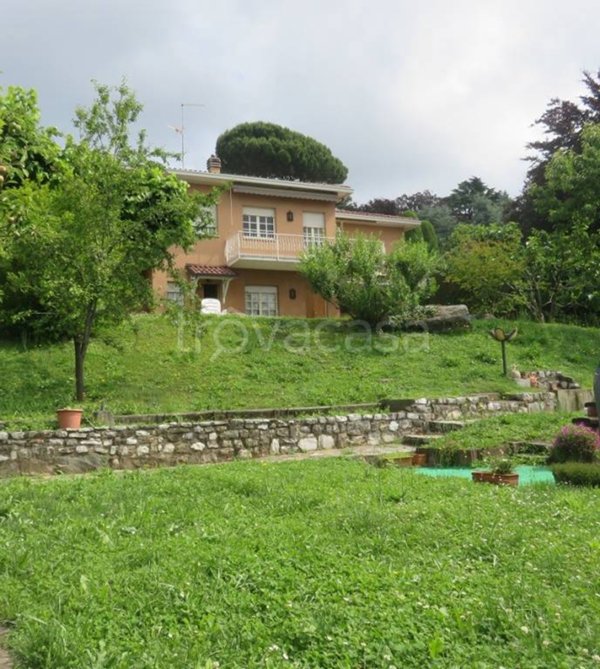 casa indipendente in vendita ad Erba