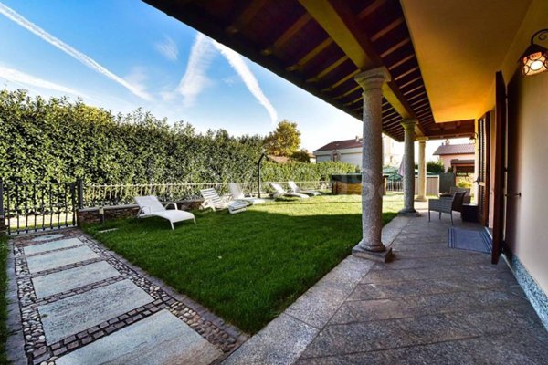 casa indipendente in vendita ad Erba