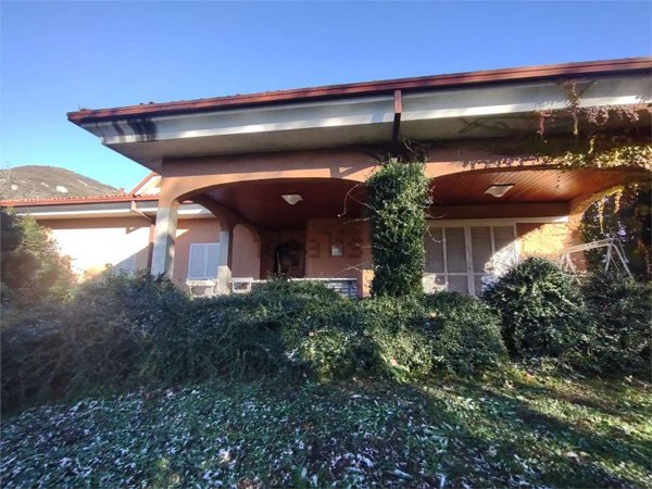 casa indipendente in vendita ad Erba