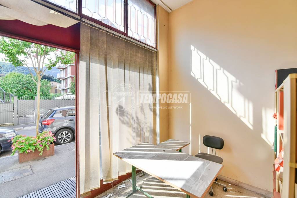 negozio in vendita ad Erba