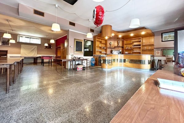 negozio in vendita ad Erba