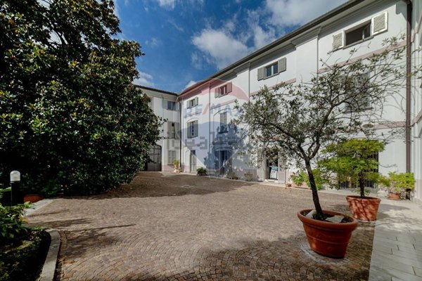 casa indipendente in vendita ad Erba