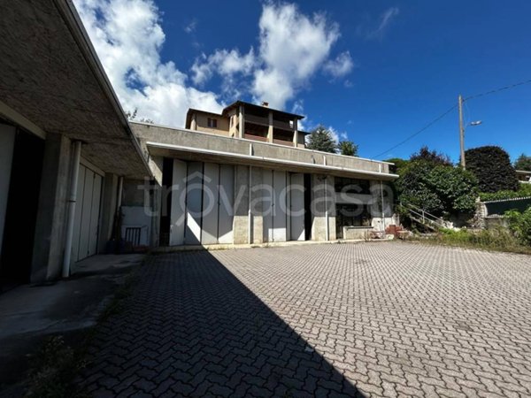 locale commerciale in vendita ad Erba