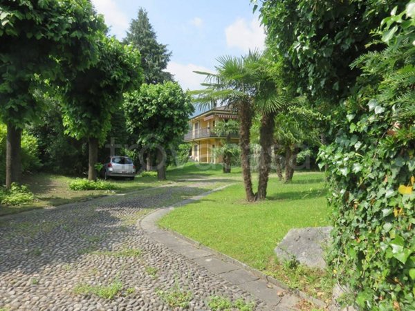 casa indipendente in vendita ad Erba