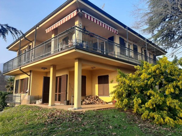 casa indipendente in vendita ad Erba