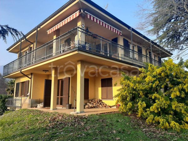 casa indipendente in vendita ad Erba