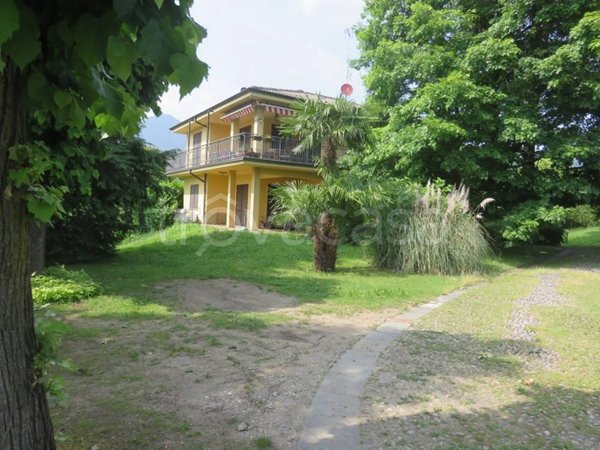 casa indipendente in vendita ad Erba