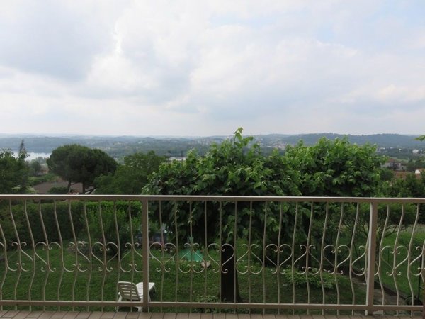 casa indipendente in vendita ad Erba