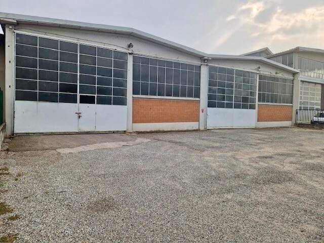 locale commerciale in vendita ad Erba