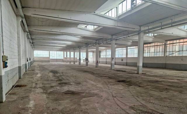 locale commerciale in vendita ad Erba