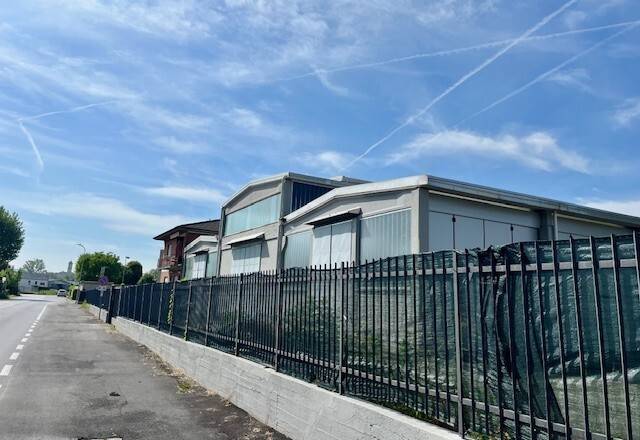 locale commerciale in vendita ad Erba