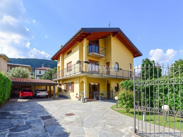 casa indipendente in vendita ad Erba