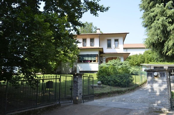 casa indipendente in vendita ad Erba