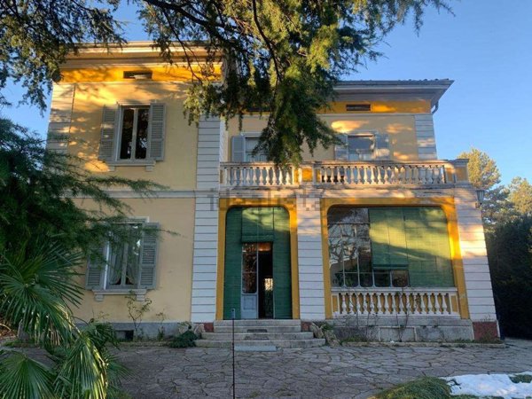 casa indipendente in vendita ad Erba