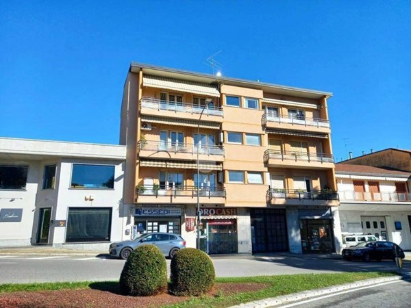 negozio in vendita ad Erba