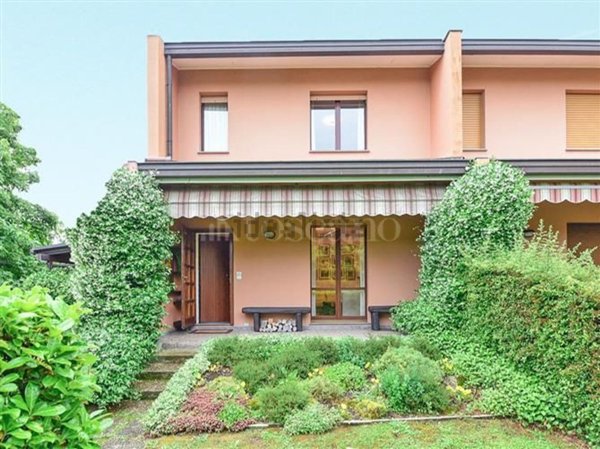 casa indipendente in vendita ad Erba